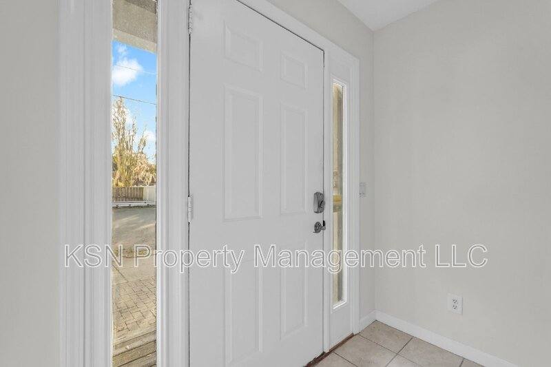 Apartment for rent at 8 E 33rd St #B, Savannah, GA 31401