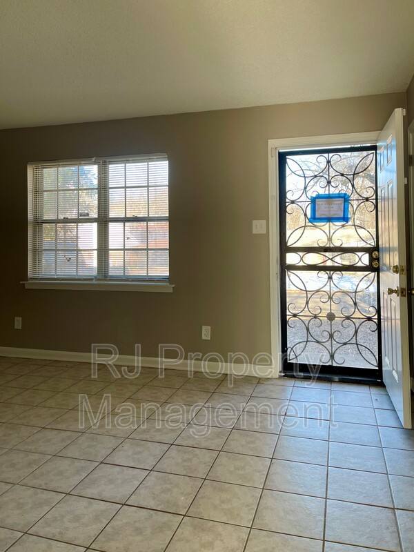 House for rent at 4211 Lansdowne Dr, Memphis, TN 38128