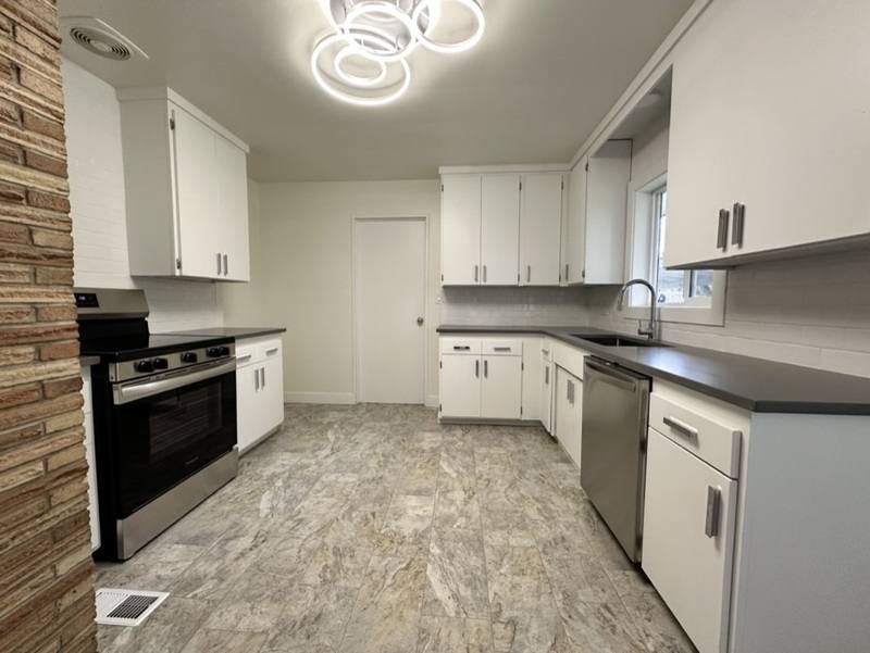 House for rent at 931 Chemawa Rd N, Salem, OR 97303
