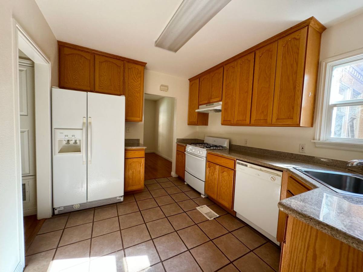 Apartment for rent at 1422-1426 1 2 Midvale Ave, Los Angeles, CA 90024