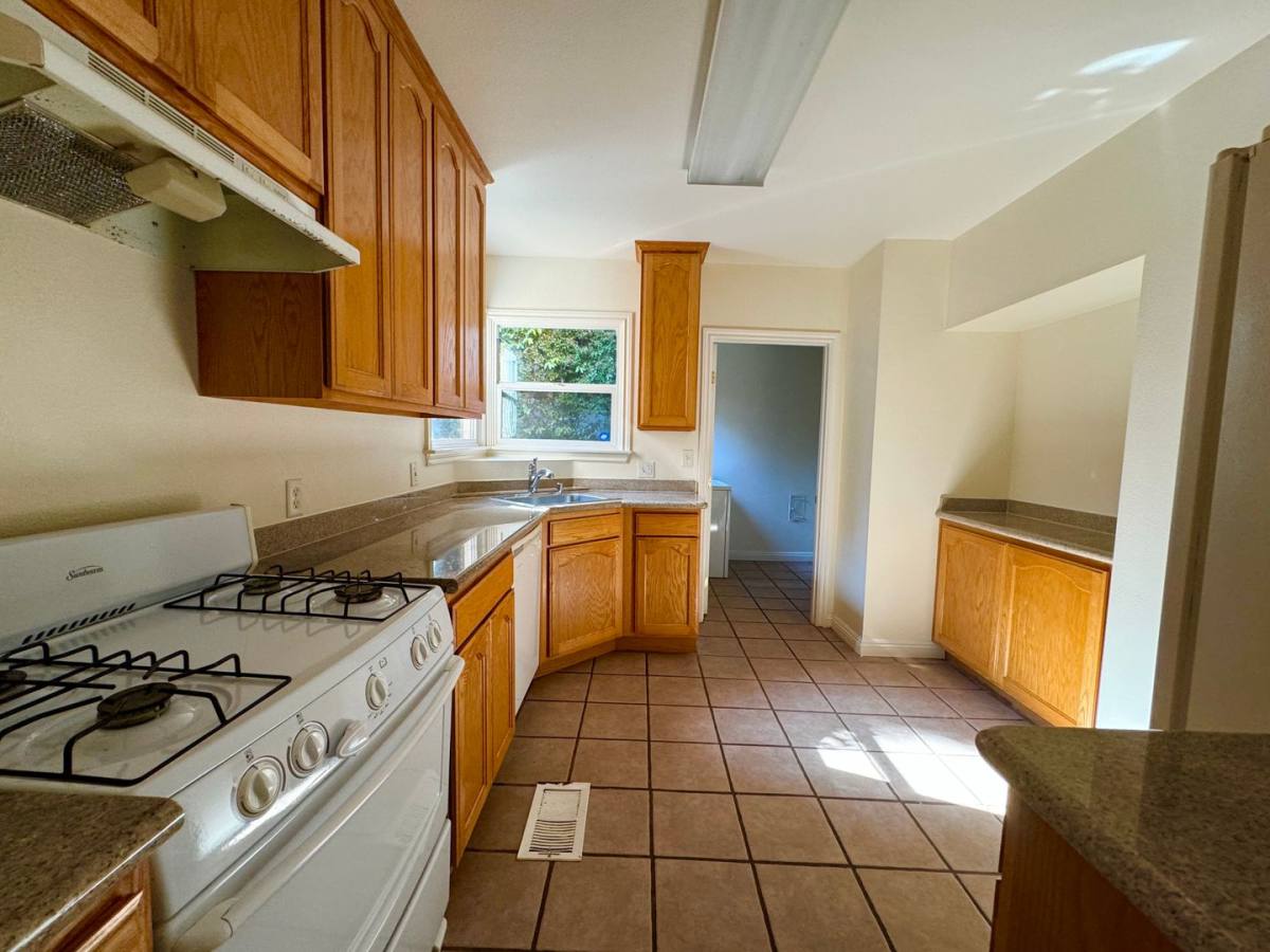 Apartment for rent at 1422-1426 1 2 Midvale Ave, Los Angeles, CA 90024