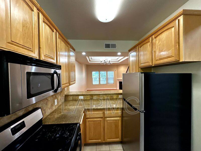 Townhouse for rent at 12217 Moorpark St #9, Studio City, CA 91604