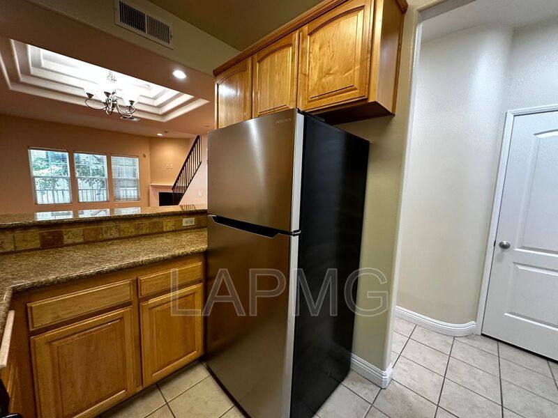 Townhouse for rent at 12217 Moorpark St #9, Studio City, CA 91604