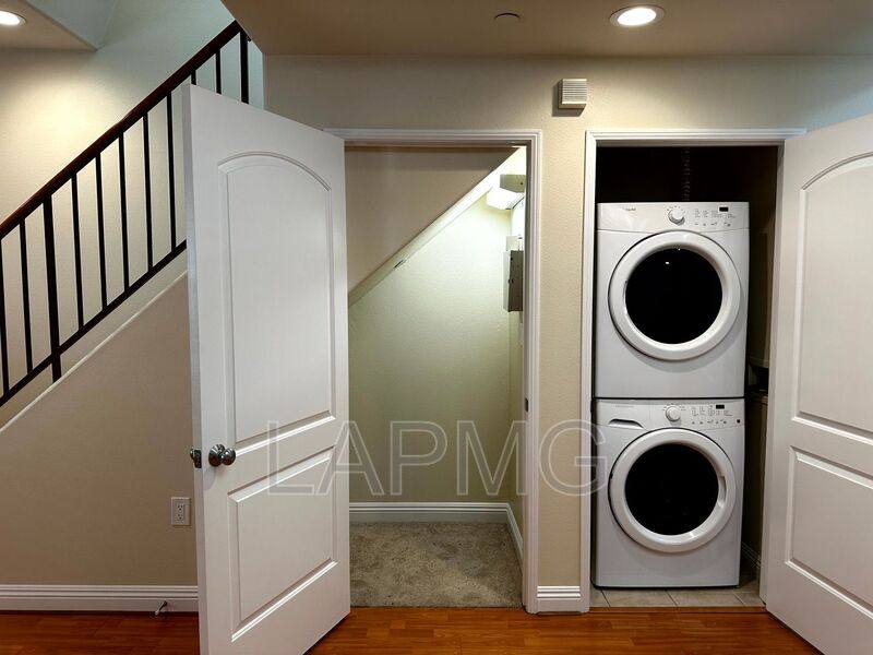 Townhouse for rent at 12217 Moorpark St #9, Studio City, CA 91604