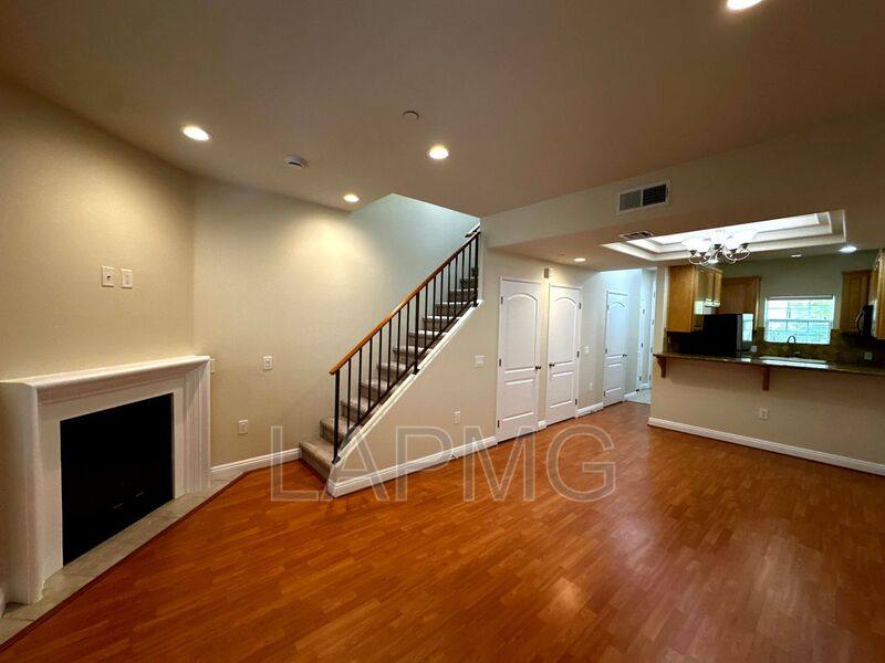 Townhouse for rent at 12217 Moorpark St #9, Studio City, CA 91604