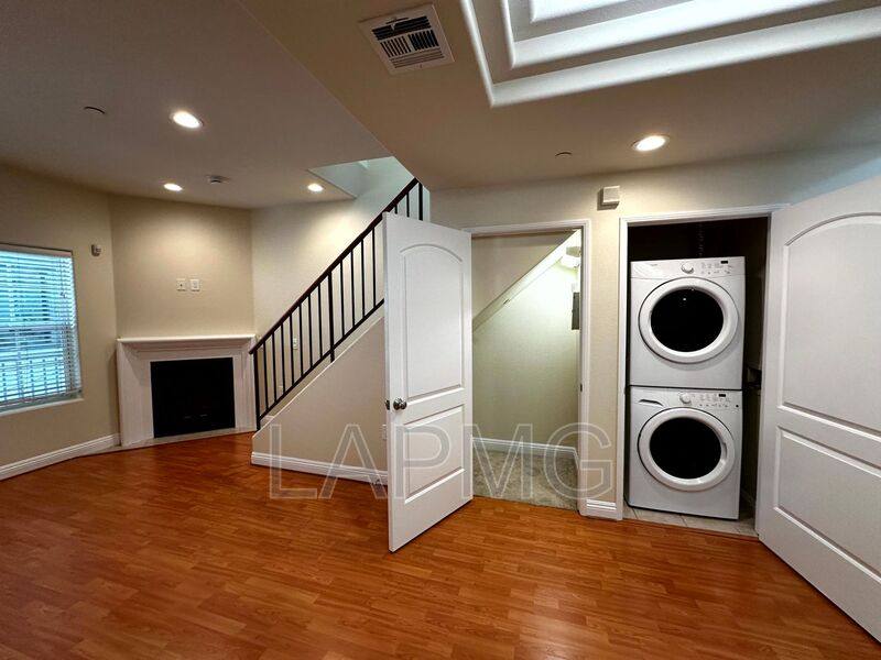 Townhouse for rent at 12217 Moorpark St #9, Studio City, CA 91604
