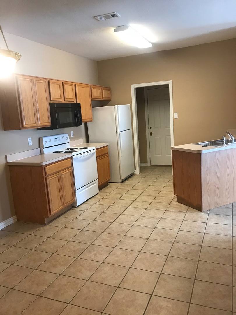 Apartment for rent at 913 Sierra Vista Court, Midlothian, TX 76065