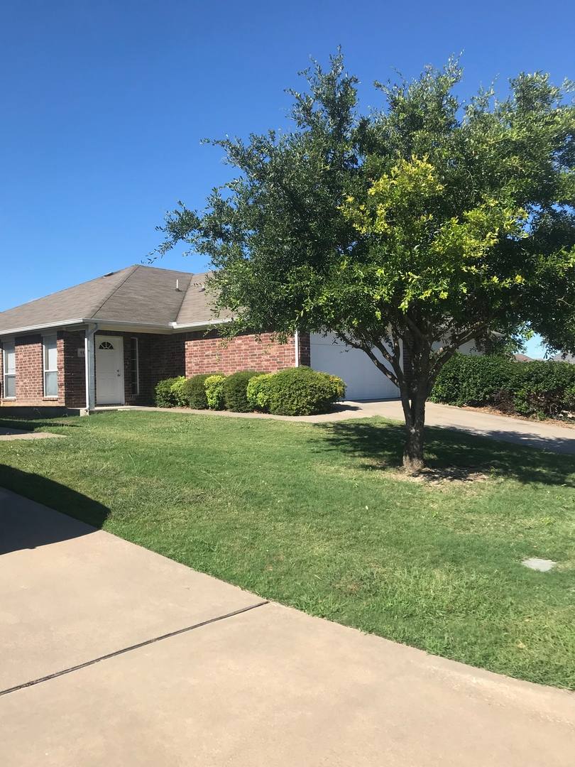 Apartment for rent at 913 Sierra Vista Court, Midlothian, TX 76065