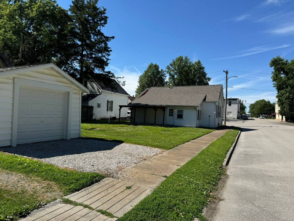 House for rent at 122 E State St, Mascoutah, IL 62258