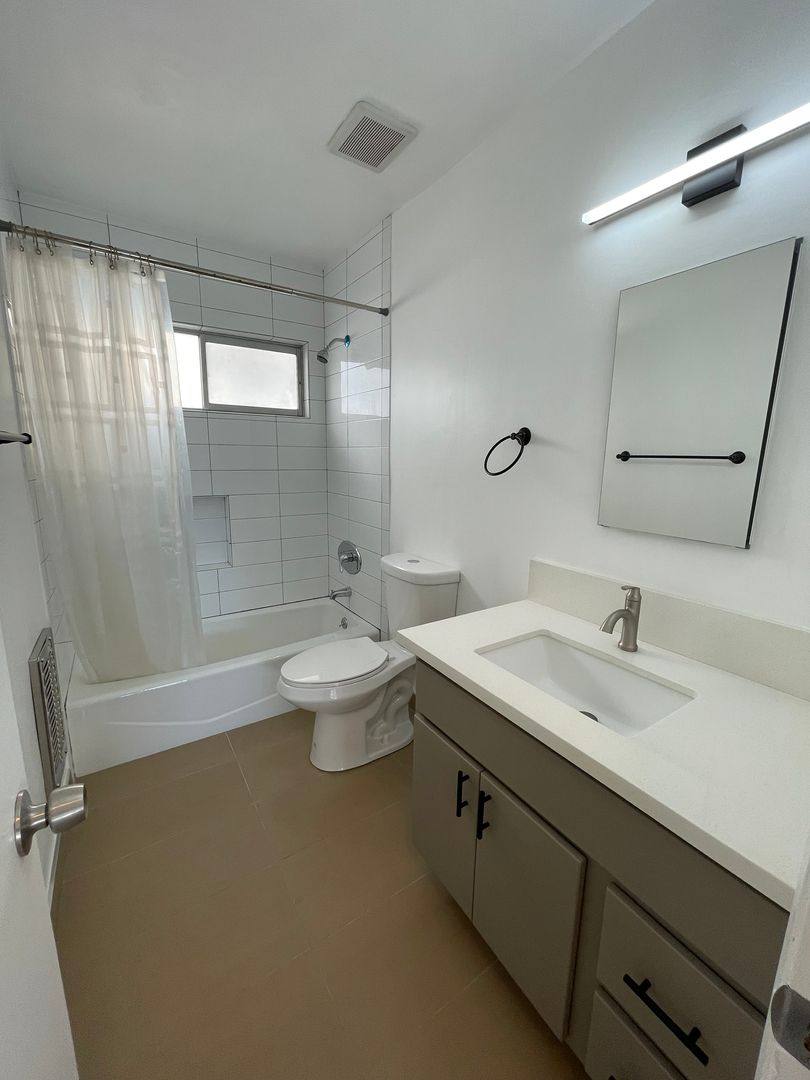 Apartment for rent at 1626 Hobart Blvd, Los Angeles, CA 90027