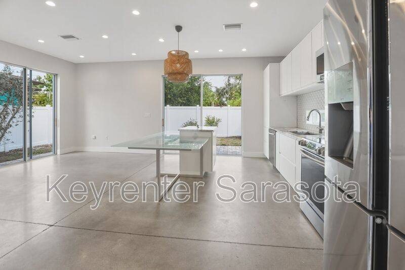 Townhouse for rent at 2066 Roselawn St, Sarasota, FL 34231