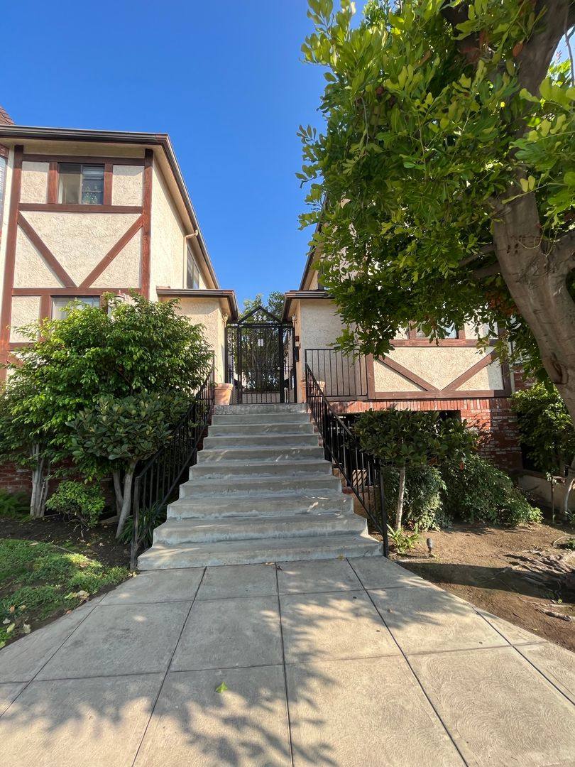 Apartment for rent at 226 E Elmwood Ave, Burbank, CA 91502