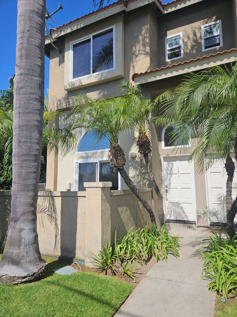 Townhouse for rent at 1940 Maple Ave, Costa Mesa, CA 92627