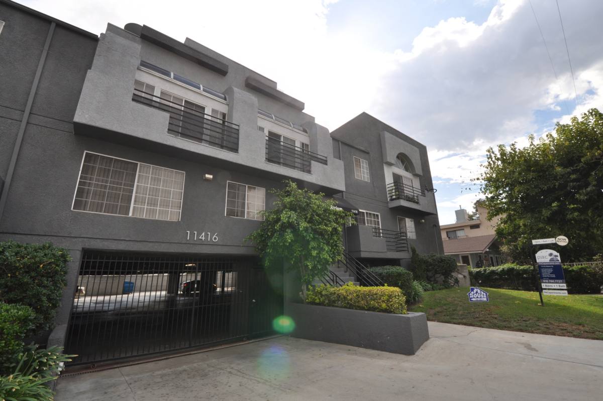 Apartment for rent at 11416 Albers St, North Hollywood, CA 91601