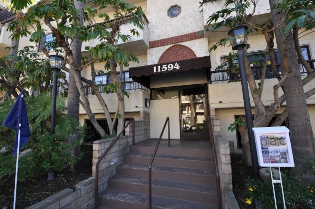 Apartment for rent at 11594 Moorpark St, North Hollywood, CA 91602