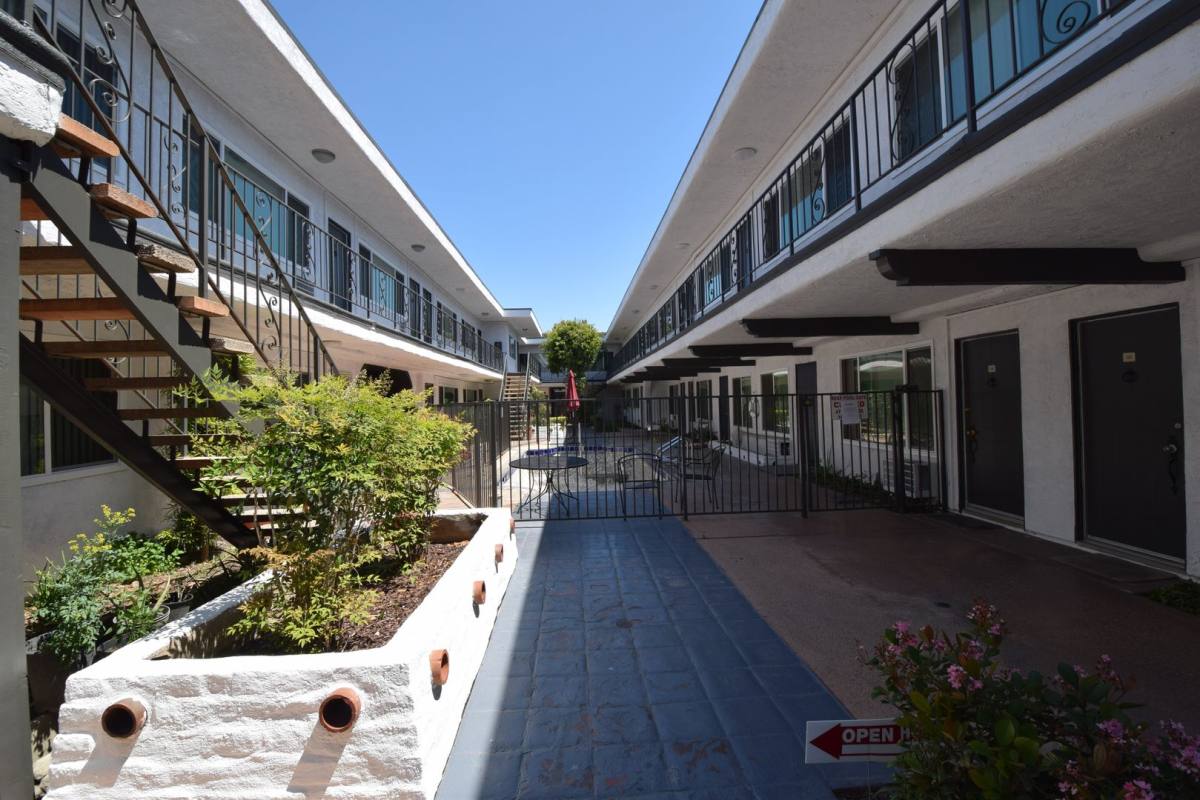 Apartment for rent at 14142 Victory Blvd, Van Nuys, CA 91401