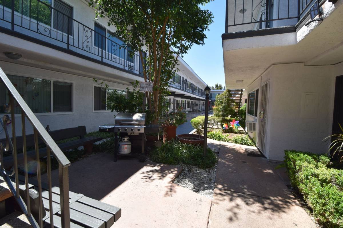 Apartment for rent at 14142 Victory Blvd, Van Nuys, CA 91401