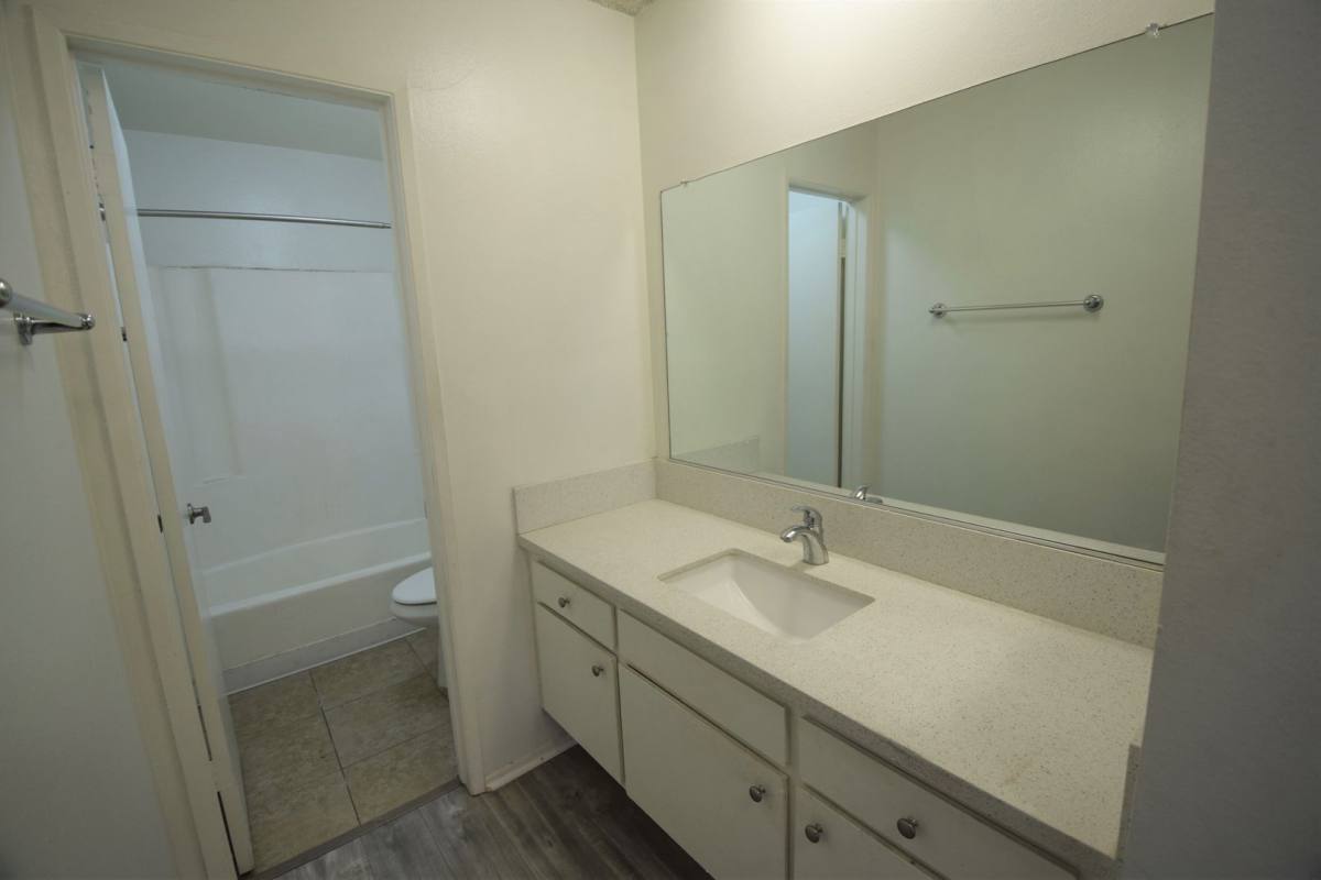Apartment for rent at 14142 Victory Blvd, Van Nuys, CA 91401