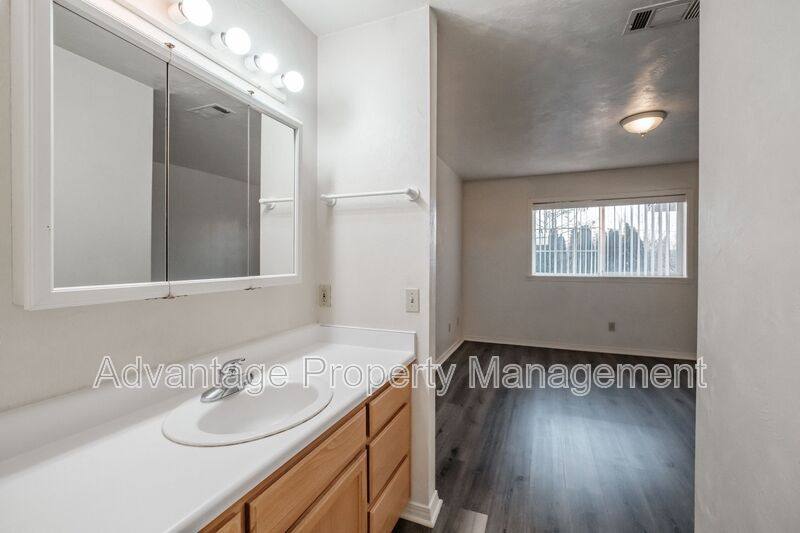 Townhouse for rent at 2870-2872 Raleigh Court SE, Albany, OR 97322