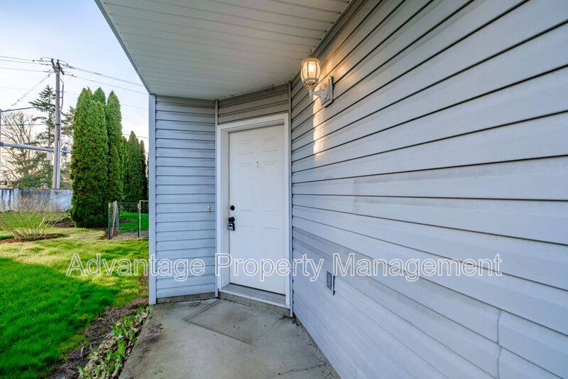Townhouse for rent at 2870-2872 Raleigh Court SE, Albany, OR 97322