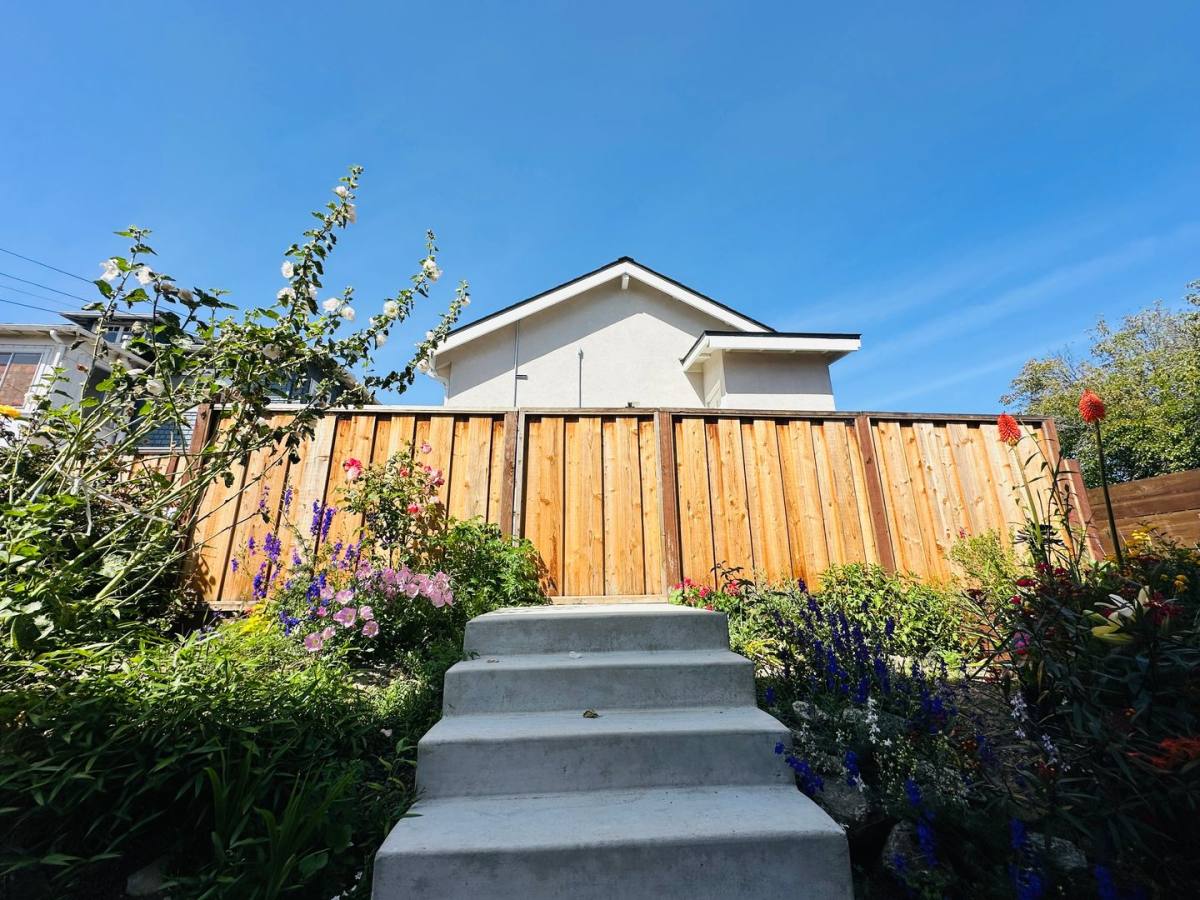 Apartment for rent at 1362 E 27th St, Oakland, CA 94606