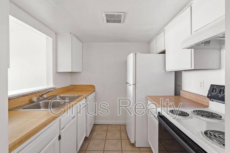 Townhouse for rent at 98 Francis St, Portsmouth, VA 23702