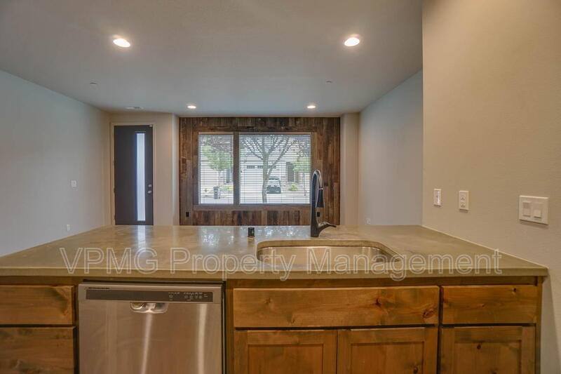 Townhouse for rent at 137 N 44th Place, Ridgefield, WA 98642