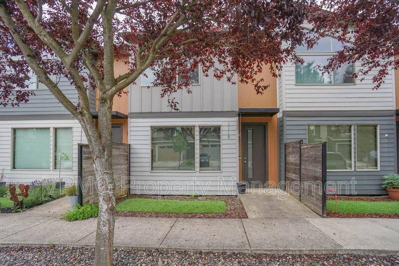 Townhouse for rent at 137 N 44th Place, Ridgefield, WA 98642