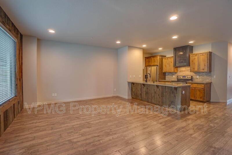 Townhouse for rent at 137 N 44th Place, Ridgefield, WA 98642