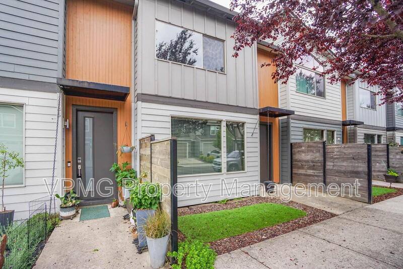 Townhouse for rent at 137 N 44th Place, Ridgefield, WA 98642
