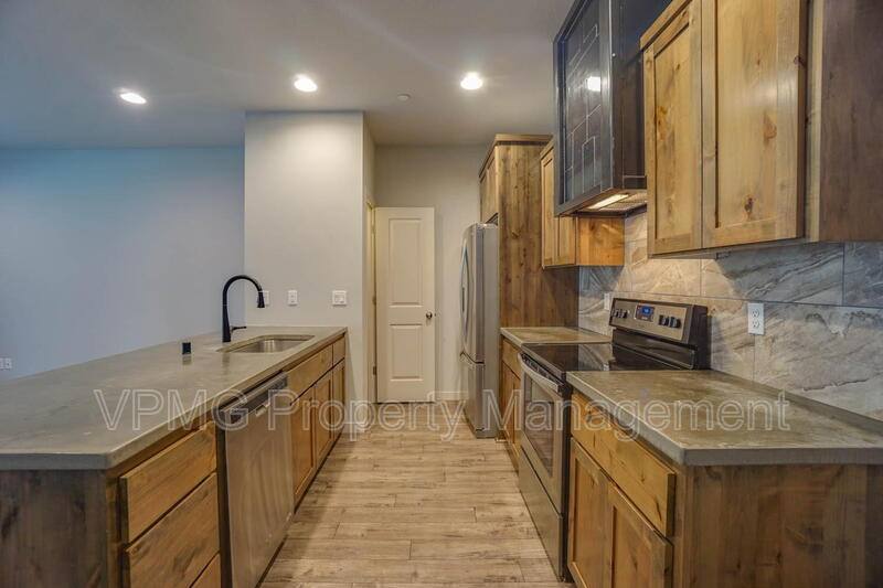 Townhouse for rent at 137 N 44th Place, Ridgefield, WA 98642