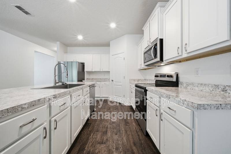 House for rent at 7814 Meadow Walk Lane, Jacksonville, FL 32256