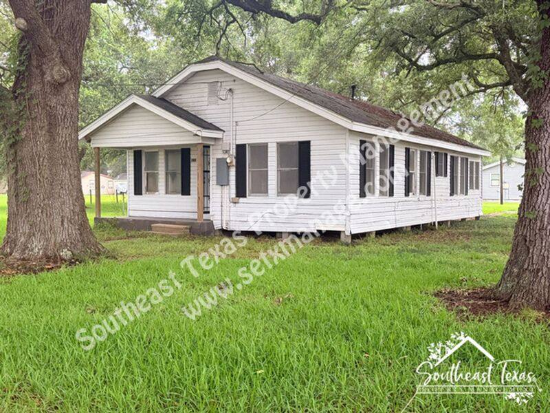 House for rent at 806 N Broadway, China, TX 77613