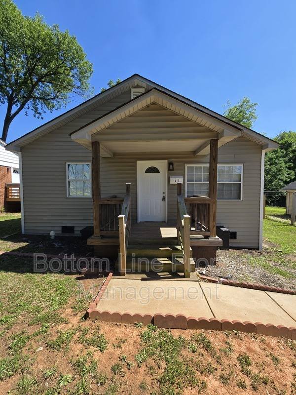 House for rent at 1017 Rodey Ave, Charlotte, NC 28206