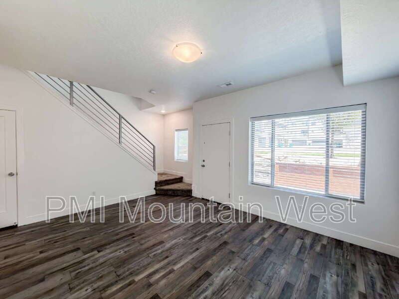 Townhouse for rent at 506 W 2200 N, Layton, UT 84041