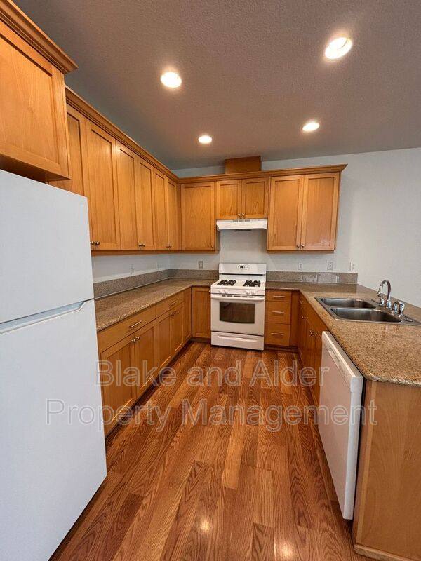 Townhouse for rent at 345 Norway St NE, Salem, OR 97301