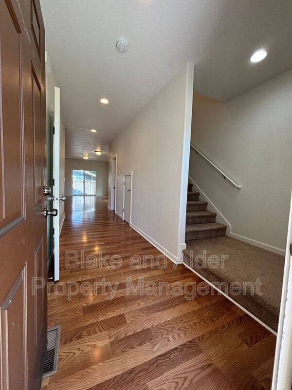 Townhouse for rent at 345 Norway St NE, Salem, OR 97301