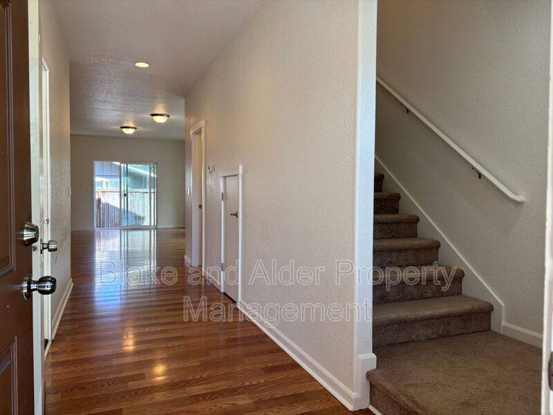 Townhouse for rent at 345 Norway St NE, Salem, OR 97301