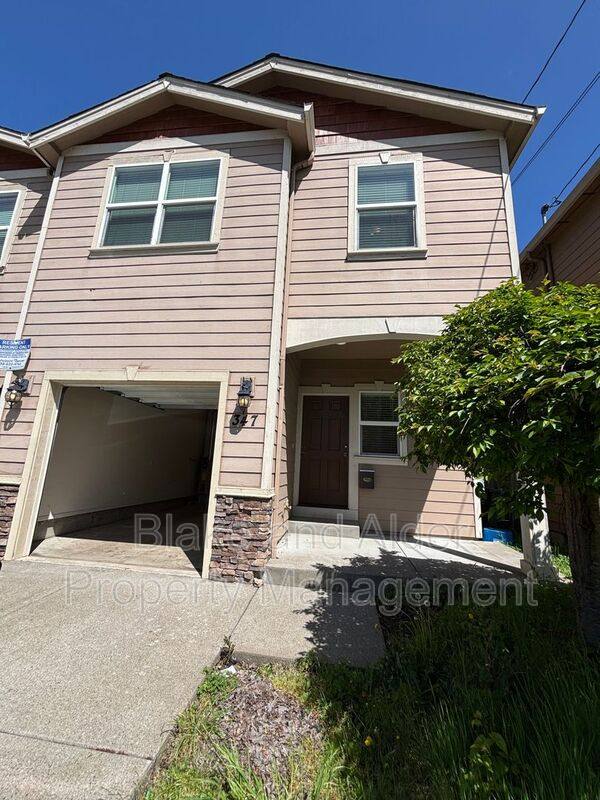 Townhouse for rent at 345 Norway St NE, Salem, OR 97301