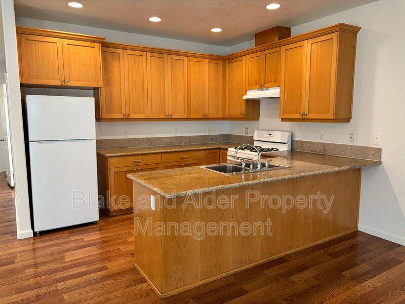 Townhouse for rent at 345 Norway St NE, Salem, OR 97301