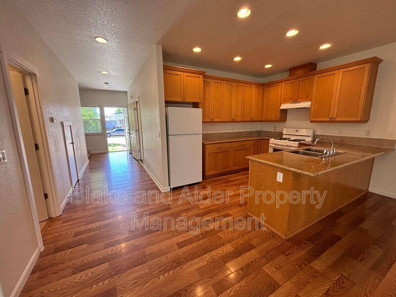 Townhouse for rent at 345 Norway St NE, Salem, OR 97301