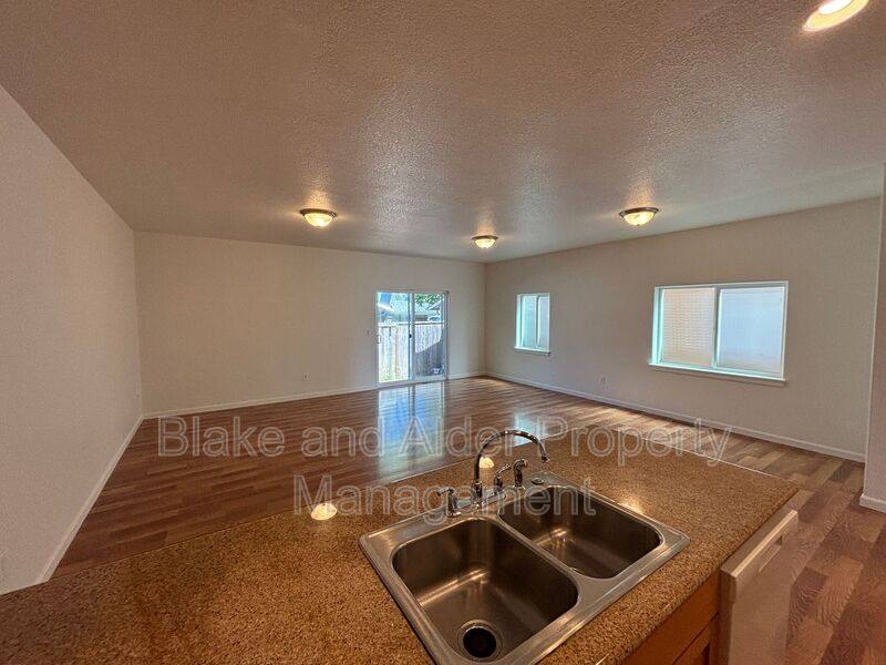 Townhouse for rent at 345 Norway St NE, Salem, OR 97301