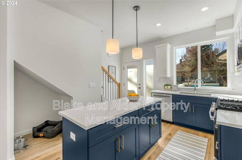 Townhouse for rent at 5221 SE Boise St, Portland, OR 97206