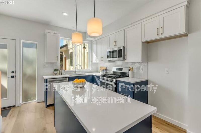 Townhouse for rent at 5221 SE Boise St, Portland, OR 97206