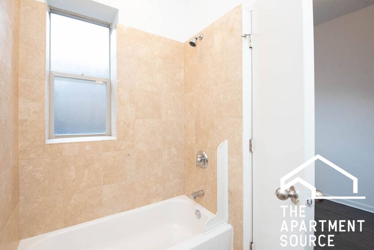 Apartment for rent at 5054 N Winthrop Ave, Chicago, IL 60640