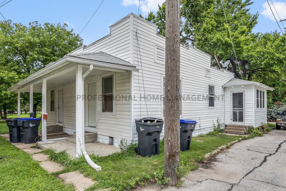 House for rent at 207 Old Mill Rd, Newton, KS 67114
