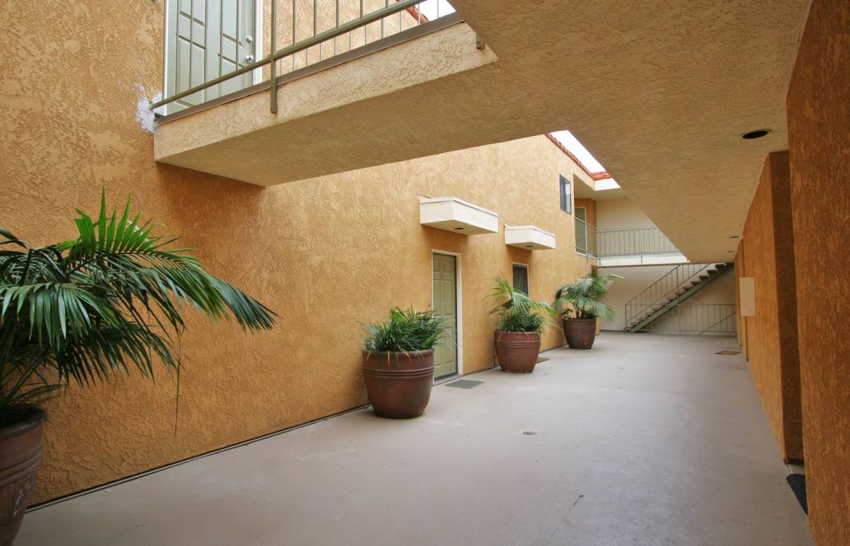 Townhouse for rent at 1029 Mira Mar Ave, Long Beach, CA 90804