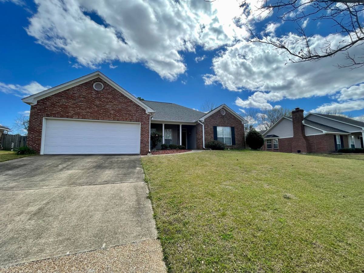 House for rent at 1013 N Azalea Dr, Madison, MS 39110