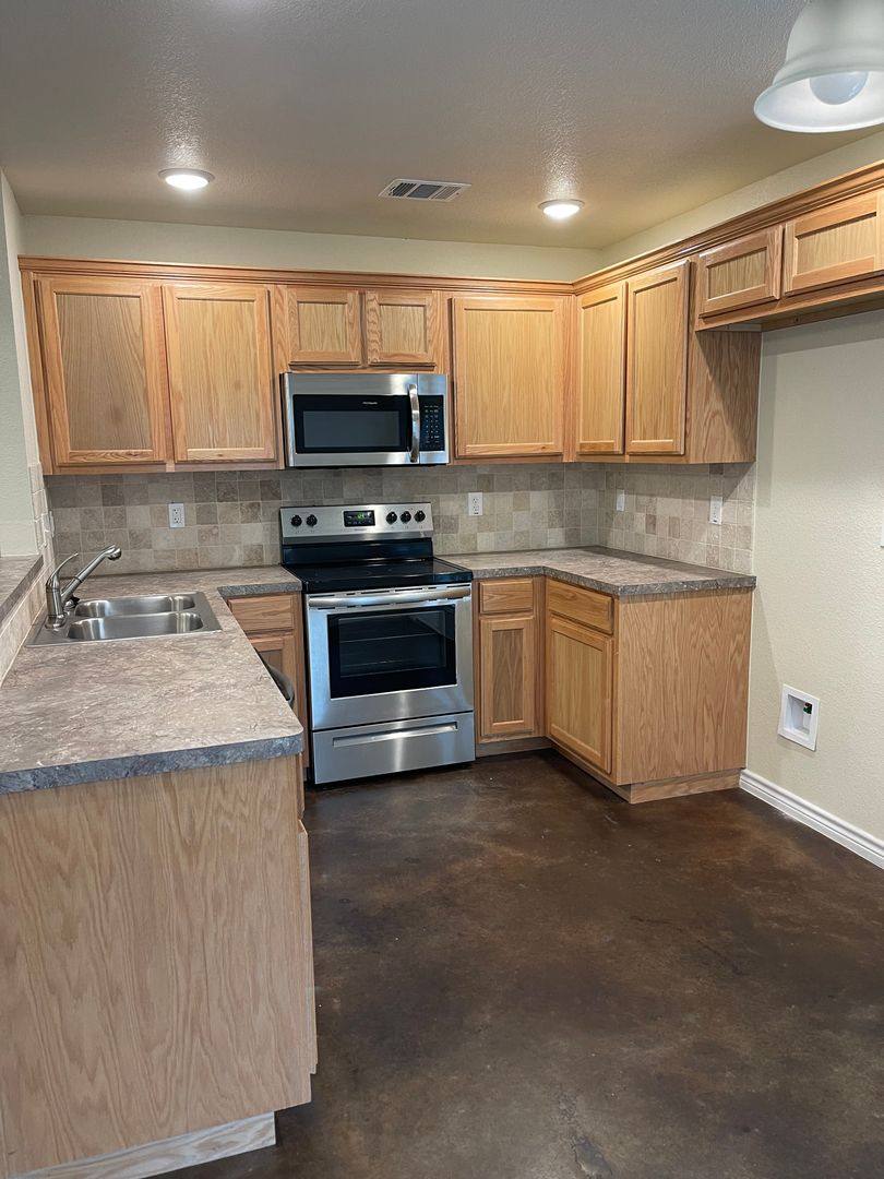 House for rent at 908 E Ave, Lampasas, TX 76550