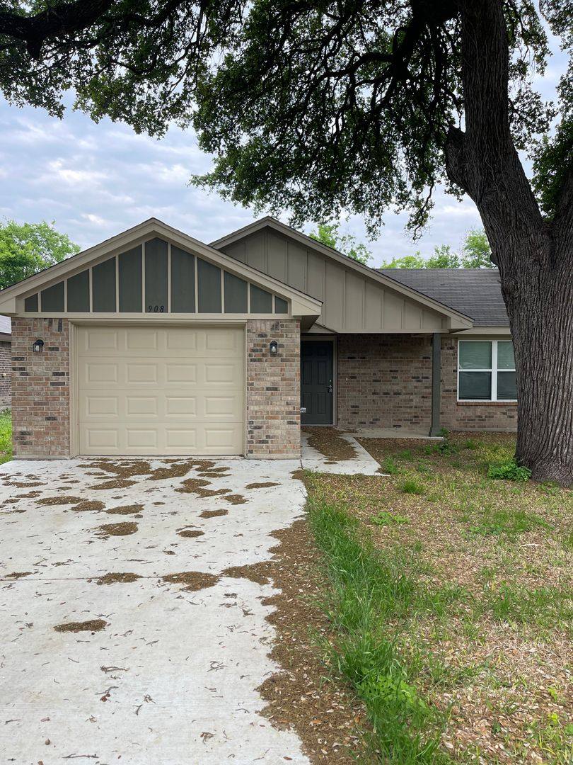 House for rent at 908 E Ave, Lampasas, TX 76550